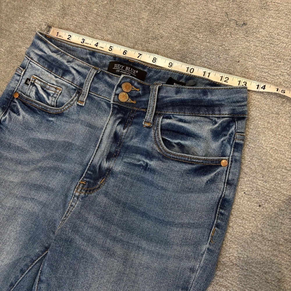 JUDY BLUE Double Button Bootcut Jeans frayed hem - Picture 5 of 10